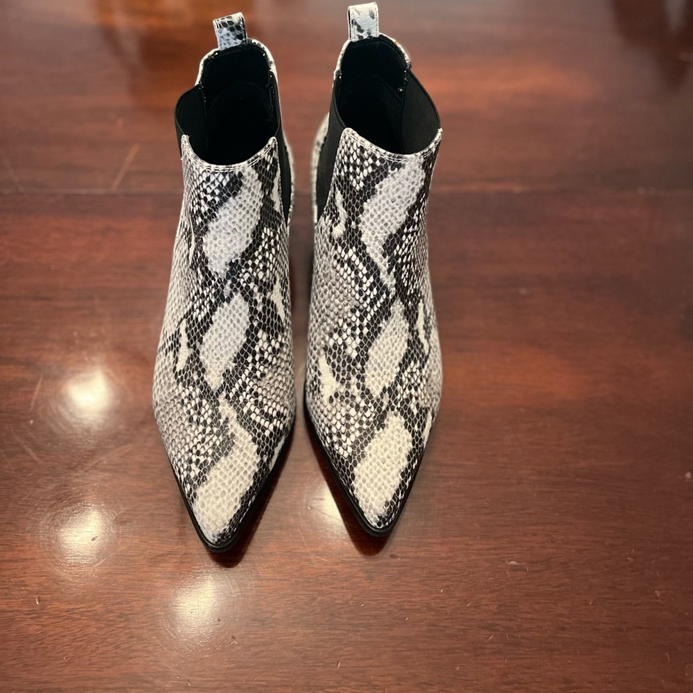 Blondo waterproof snake skin boots. Size 10. Runs small.